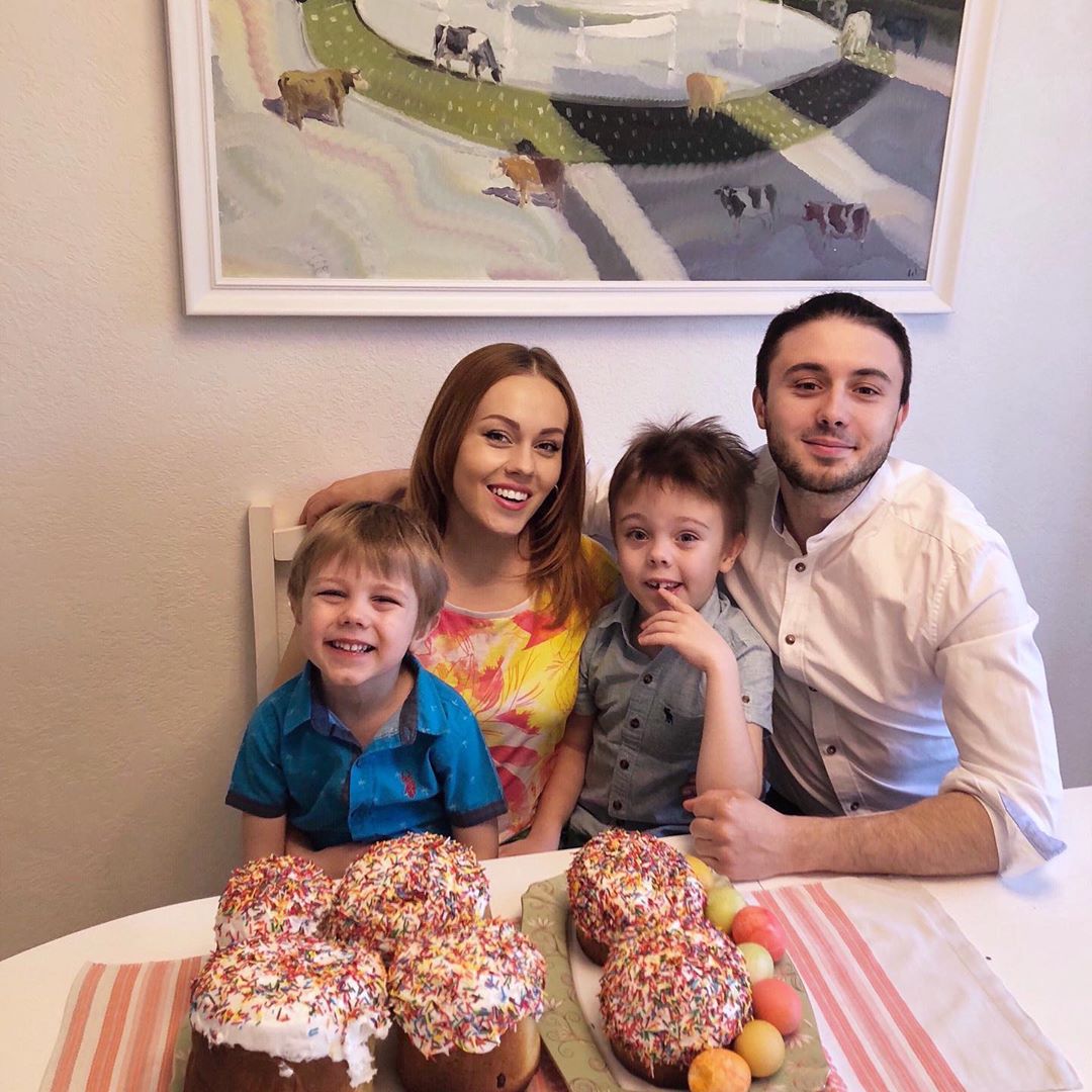 Сыночки с нетерпением ждут: ALYOSHA рассказала о третьей беременности и жизни на карантине