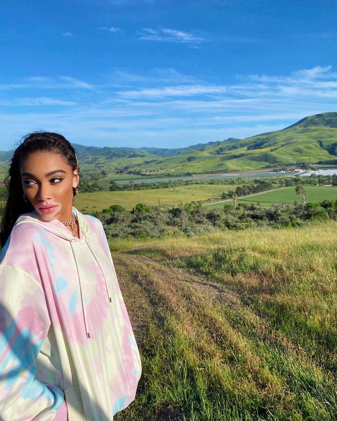 Королева спортшика: Винни Харлоу показала, как носить спортивный костюм этим летом