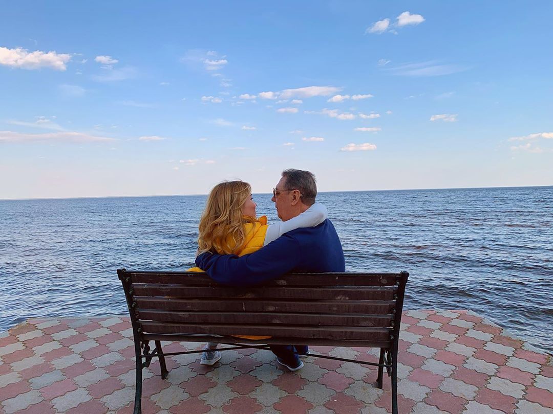 Скандальный экс-президент ФФУ станет отцом в 70 лет: видео и фото счастливой пары