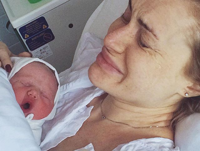 Мурашки по шкірі: Слава з НеАнгелів зворушила до сліз пронизливими фото з пологового будинку