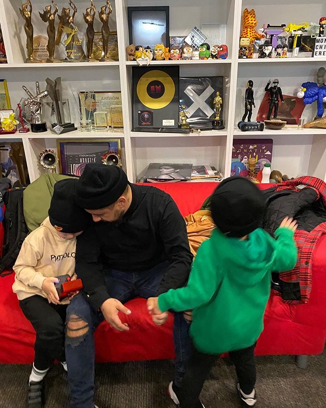 Самые важные: MONATIK умилил фото с подросшими сыновьями в знаковом месте