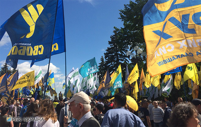 Під Радою проходить акція проти виборів за закритими списками