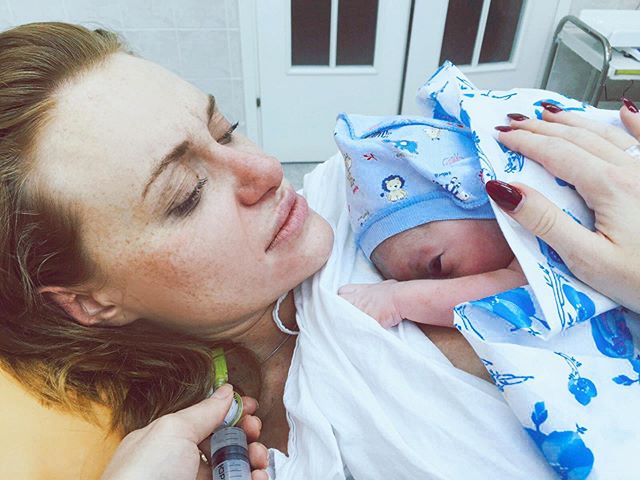 Мурашки по шкірі: Слава з НеАнгелів зворушила до сліз пронизливими фото з пологового будинку