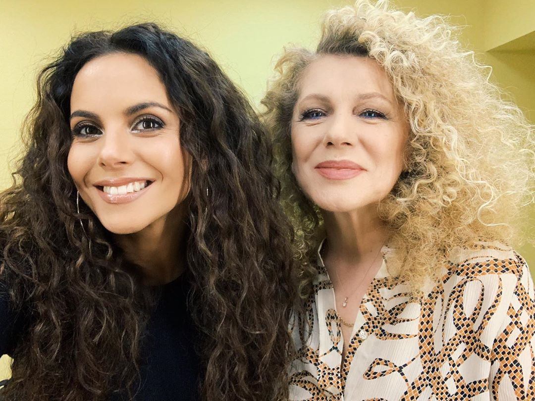 Кучеряві красуні: Настя Каменських похвалилася моложавою мамою-блондинкою