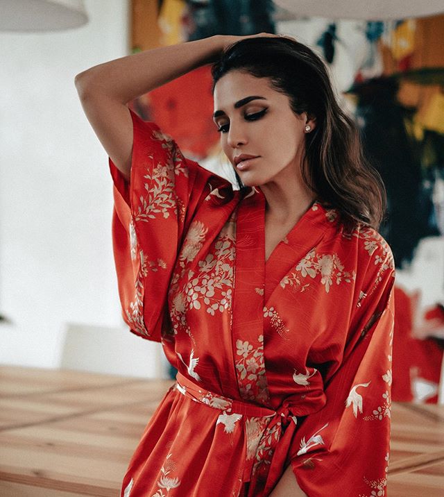 Сила привлекательности: Санта Димопулос в шелках и мини раскрыла секреты неотразимости