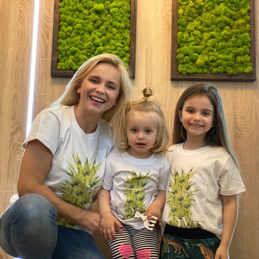 Девочки-цветочки: Лилия Ребрик с дочерьми очаровали милым family look