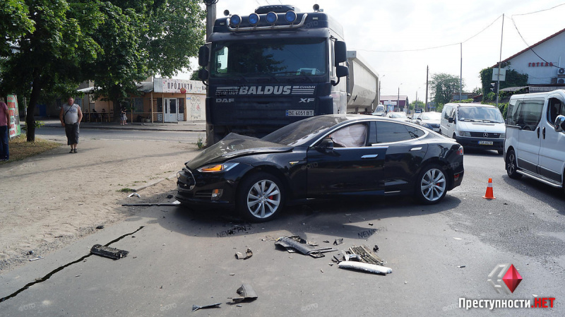 У Миколаєві електрокар Tesla зіткнувся з вантажівкою