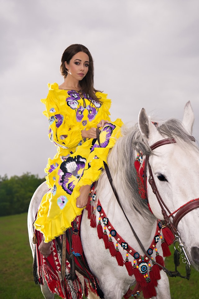 У жовтій вишиванці і верхи на коні: Катерина Кухар заворожила святковим образом