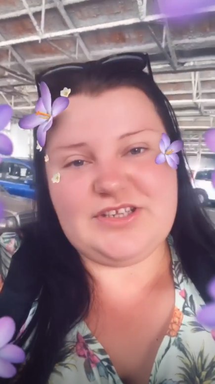 Украинская певица похвасталась божественным телом в розовом купальнике