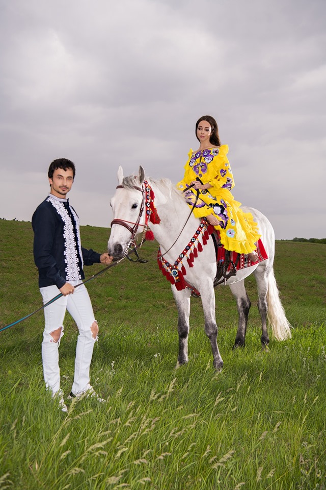 У жовтій вишиванці і верхи на коні: Катерина Кухар заворожила святковим образом