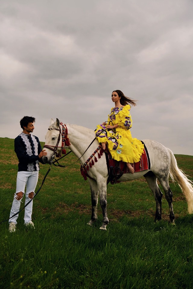 У жовтій вишиванці і верхи на коні: Катерина Кухар заворожила святковим образом