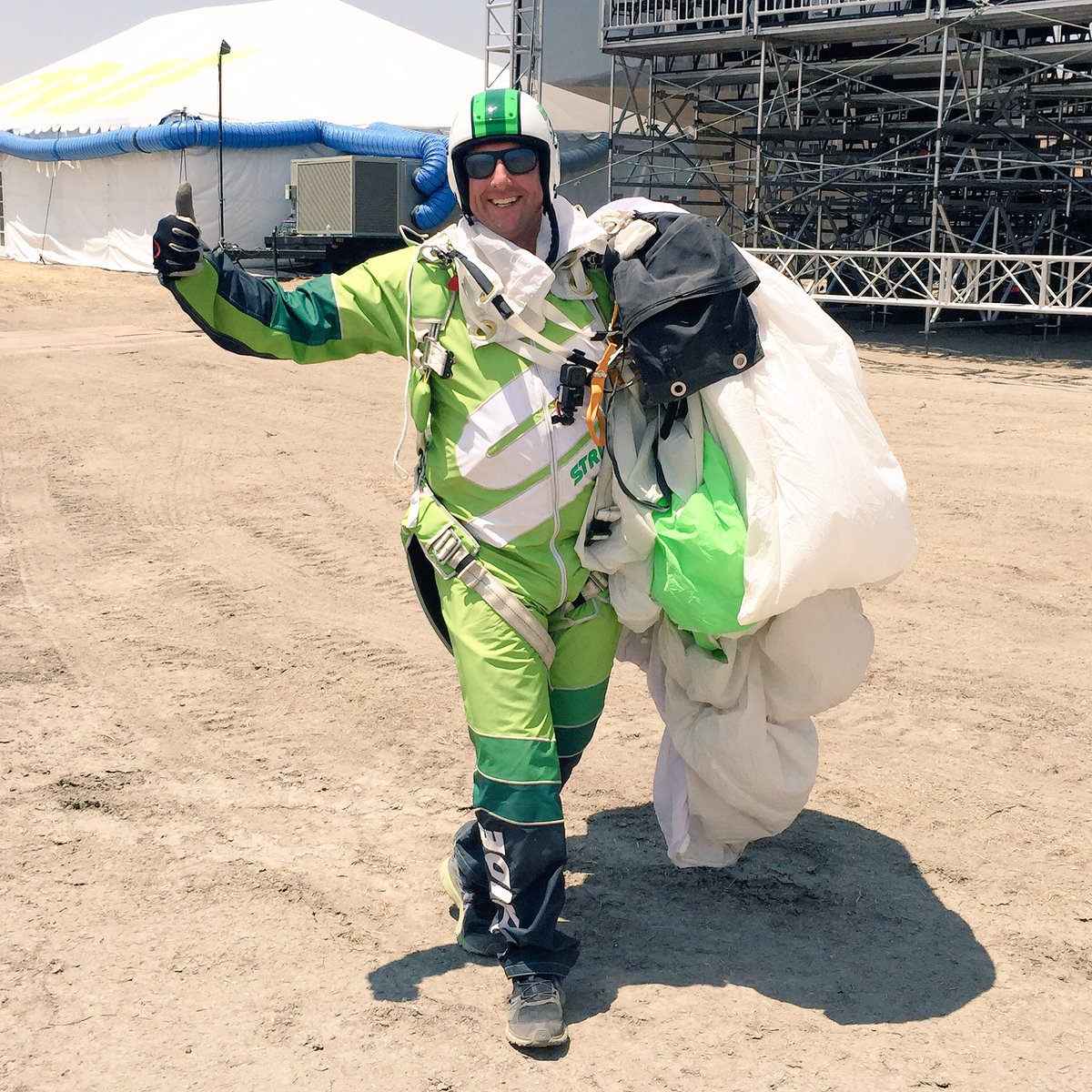 Американець вперше в історії здійснив стрибок з висоти 7,6 кілометра без парашута