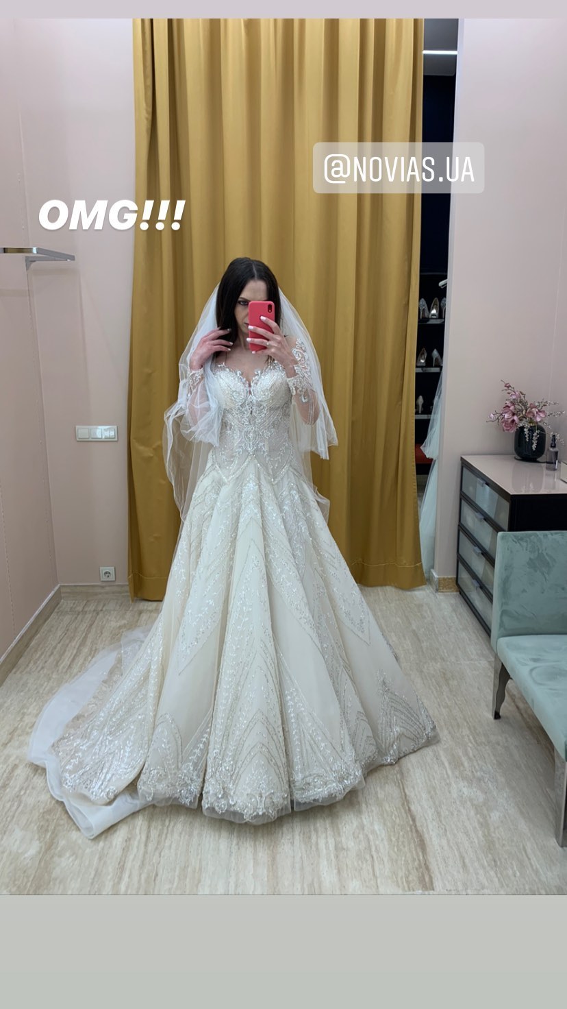 Не можу вибрати: племінниця Софії Ротару покрасувалася у весільних вбраннях