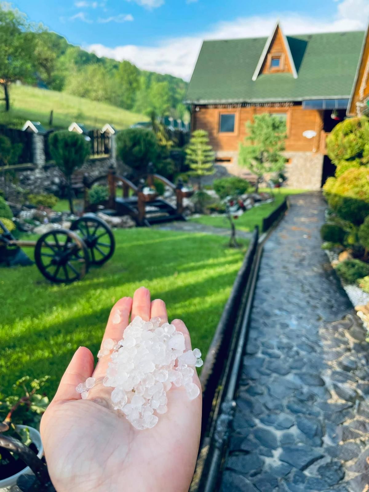 Закарпаття та Буковину засипало великим градом: фото бурхливої негоди