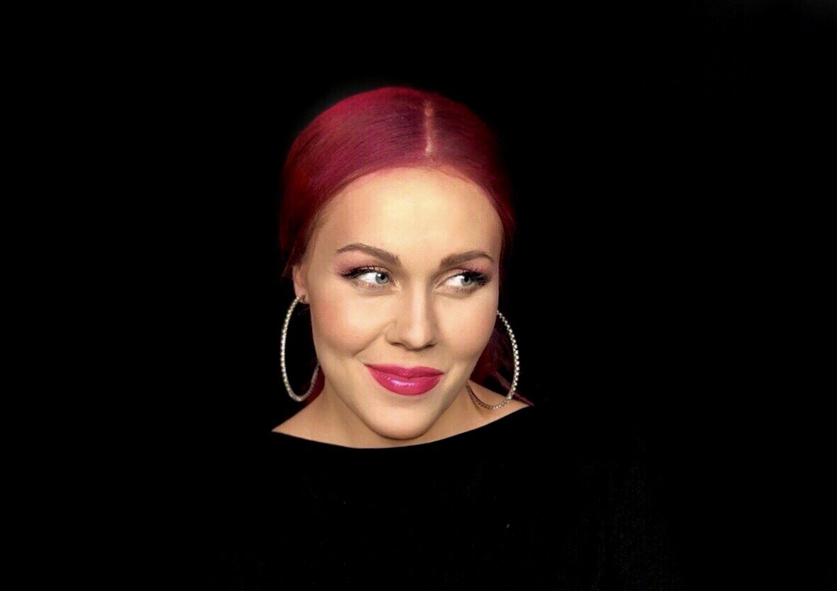 Не узнать: беременная ALYOSHA кардинально сменила образ в новом видео