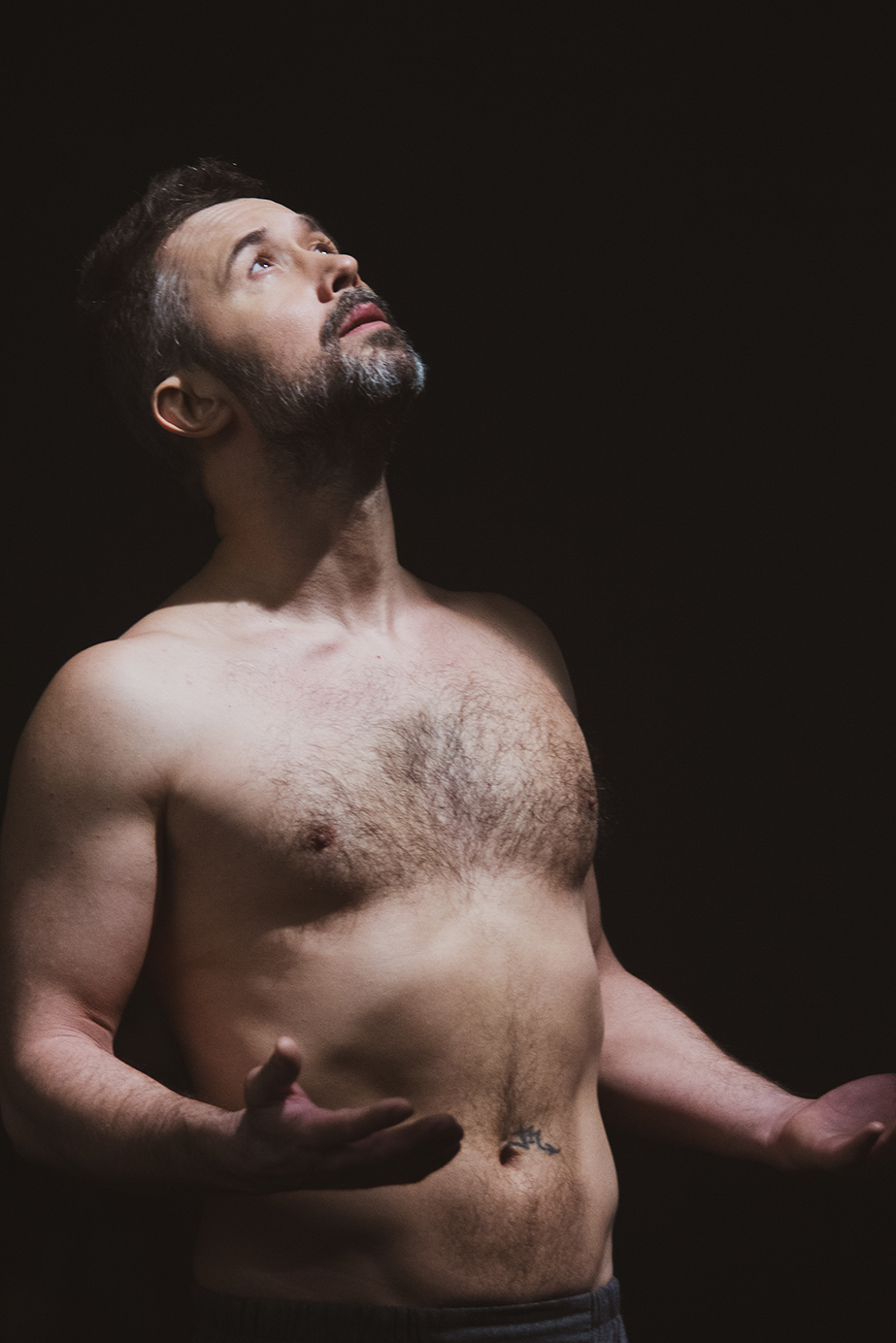 Сергей Бабкин похвастался накачанным торсом в новом сольном клипе