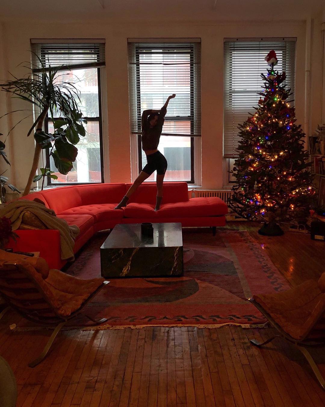 Если нет места - ставим на потолок: знаменитости показали новогодние елки