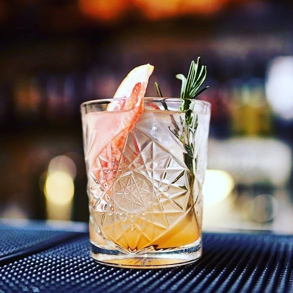 Пили, щоб не захворіти: розкриті лікувальні властивості популярного алкогольного напою