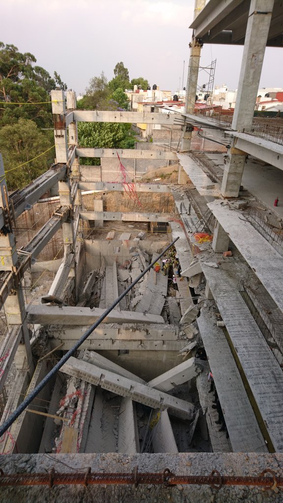 В Мексике во время строительных работ обрушился паркинг, семь человек погибли