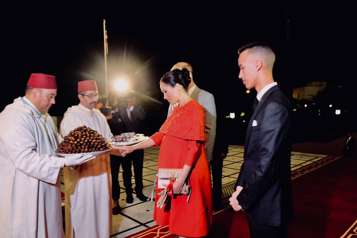 Меган Маркл в розкішній червоній сукні прилетіла в Марокко