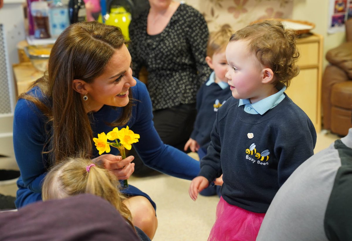 Синя мрія: Кейт Міддлтон приміряла по-весняному свіжий образ в розкішному пальто