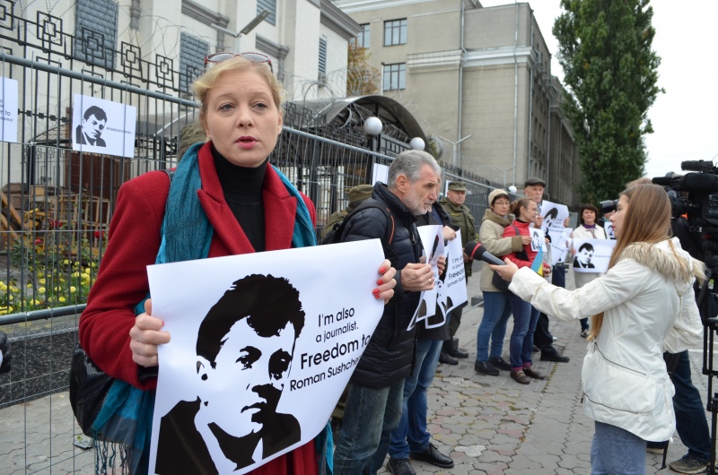 Біля посольства РФ у Києві пройшла акція на підтримку Сущенка