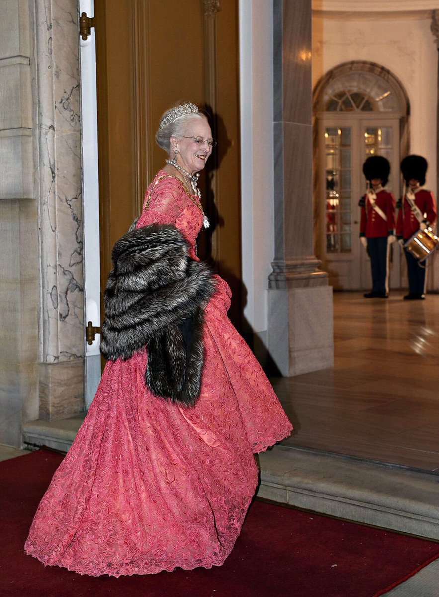 У тренді: королева Данії захопила розкішною кораловою сукнею на новорічному прийомі