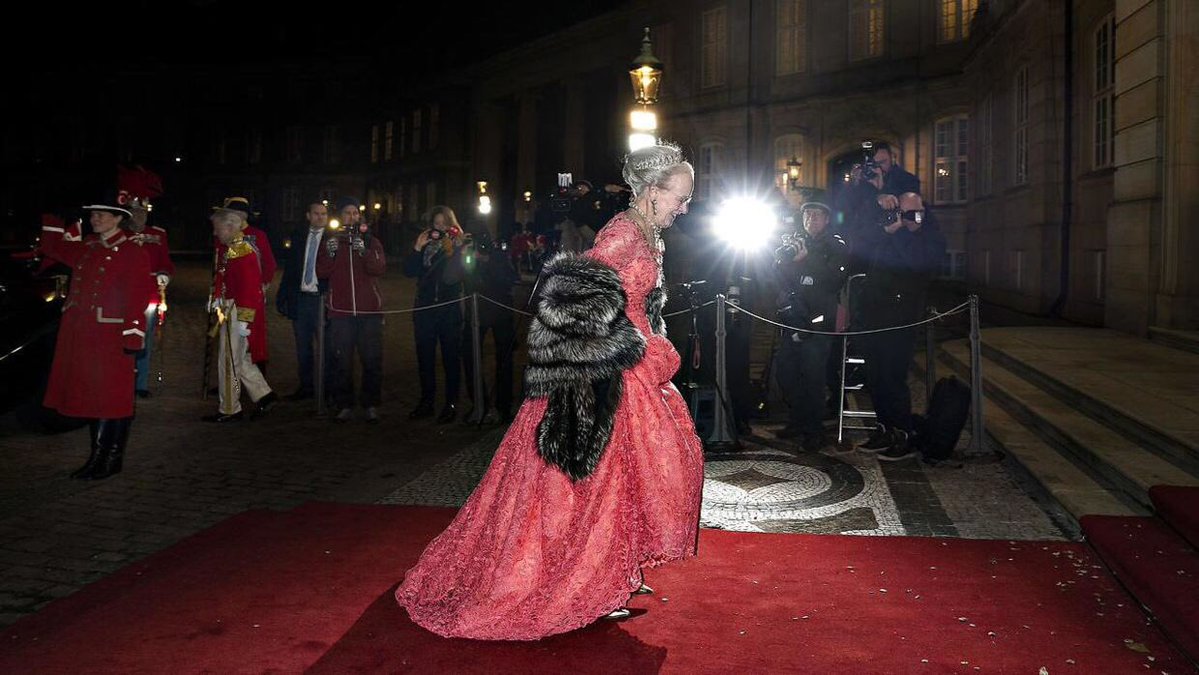 У тренді: королева Данії захопила розкішною кораловою сукнею на новорічному прийомі