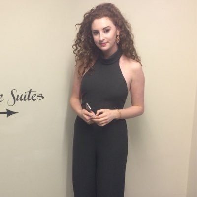 На известном курорте 19-летняя девушка выпала из самолета во время полета