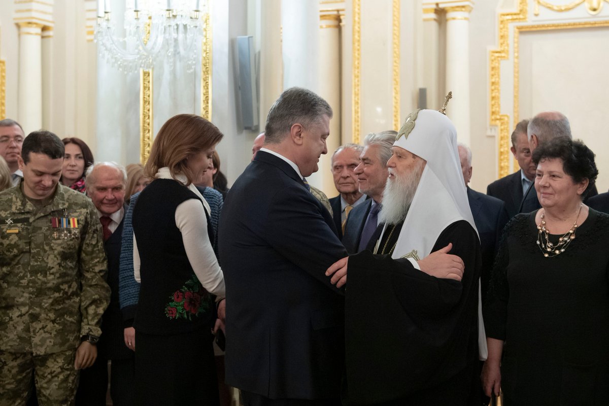 Порошенко вручил Филарету Звезду Героя Украины