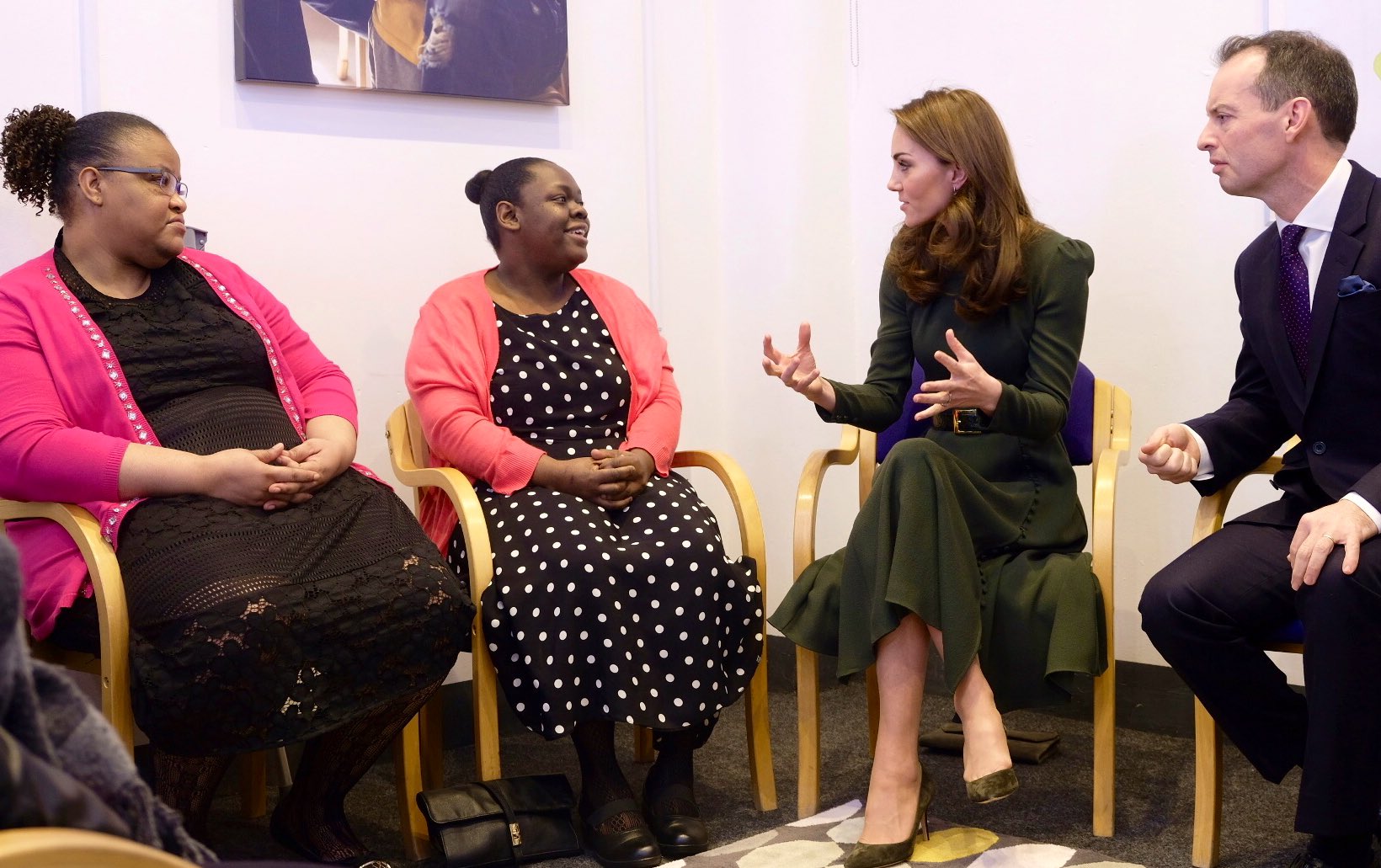 Изумрудное платье и туфли Jimmy Choo: Кейт Миддлтон запустила семейную "линию доверия"