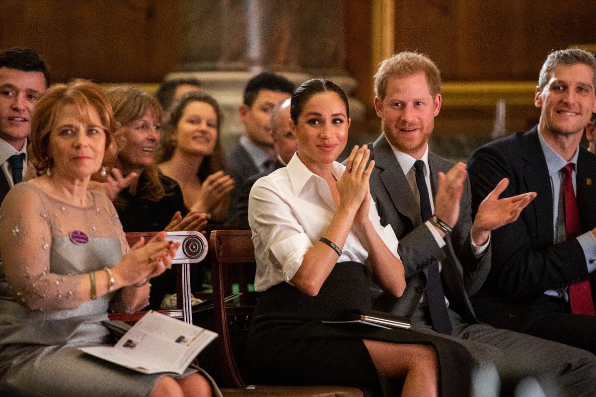 Меган Маркл вийшла у світ в елегантному чорно-білому вбранні від Givenchy