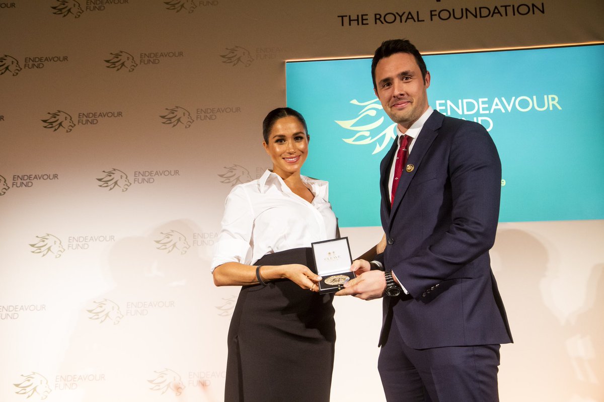 Меган Маркл вийшла у світ в елегантному чорно-білому вбранні від Givenchy