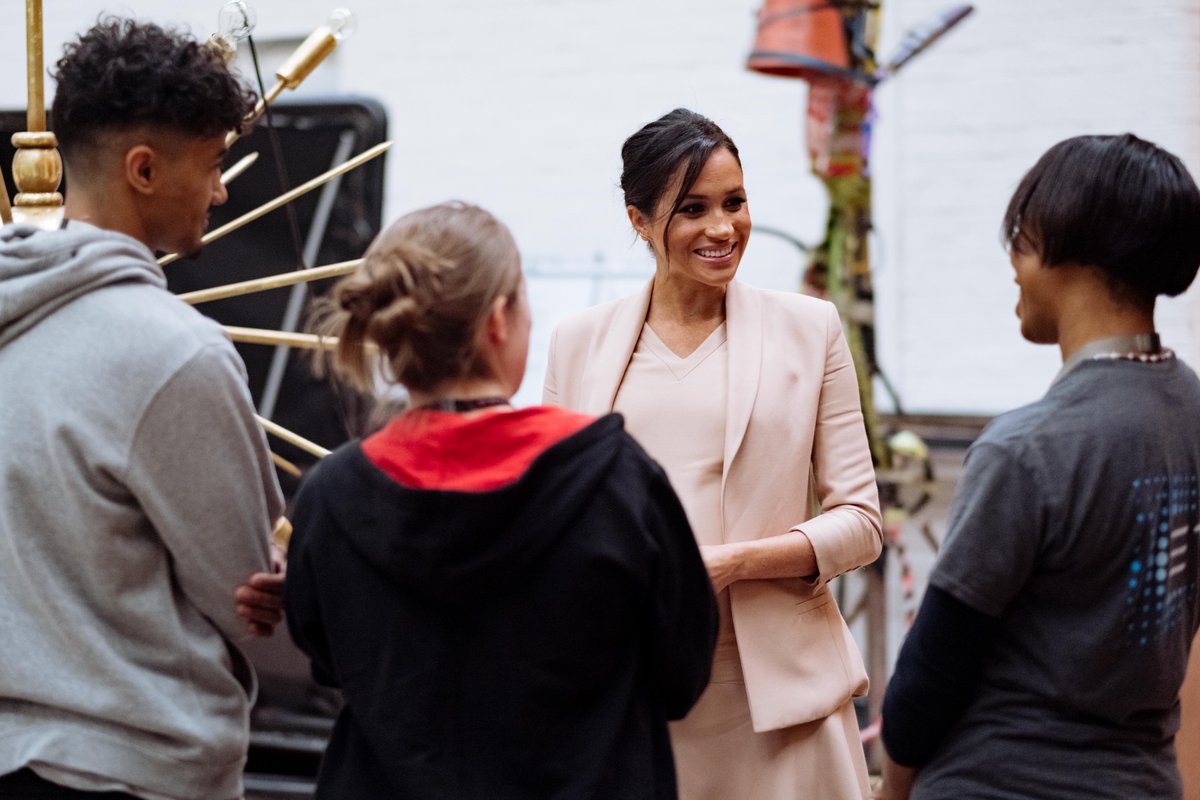 Вагітна Меган Маркл зачарувала ніжним образом під час візиту в театр