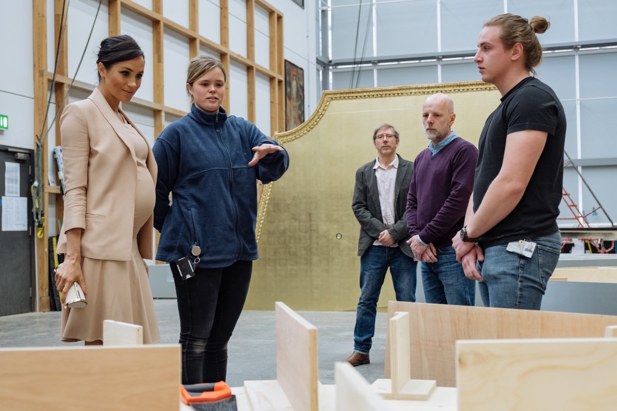 Вагітна Меган Маркл зачарувала ніжним образом під час візиту в театр