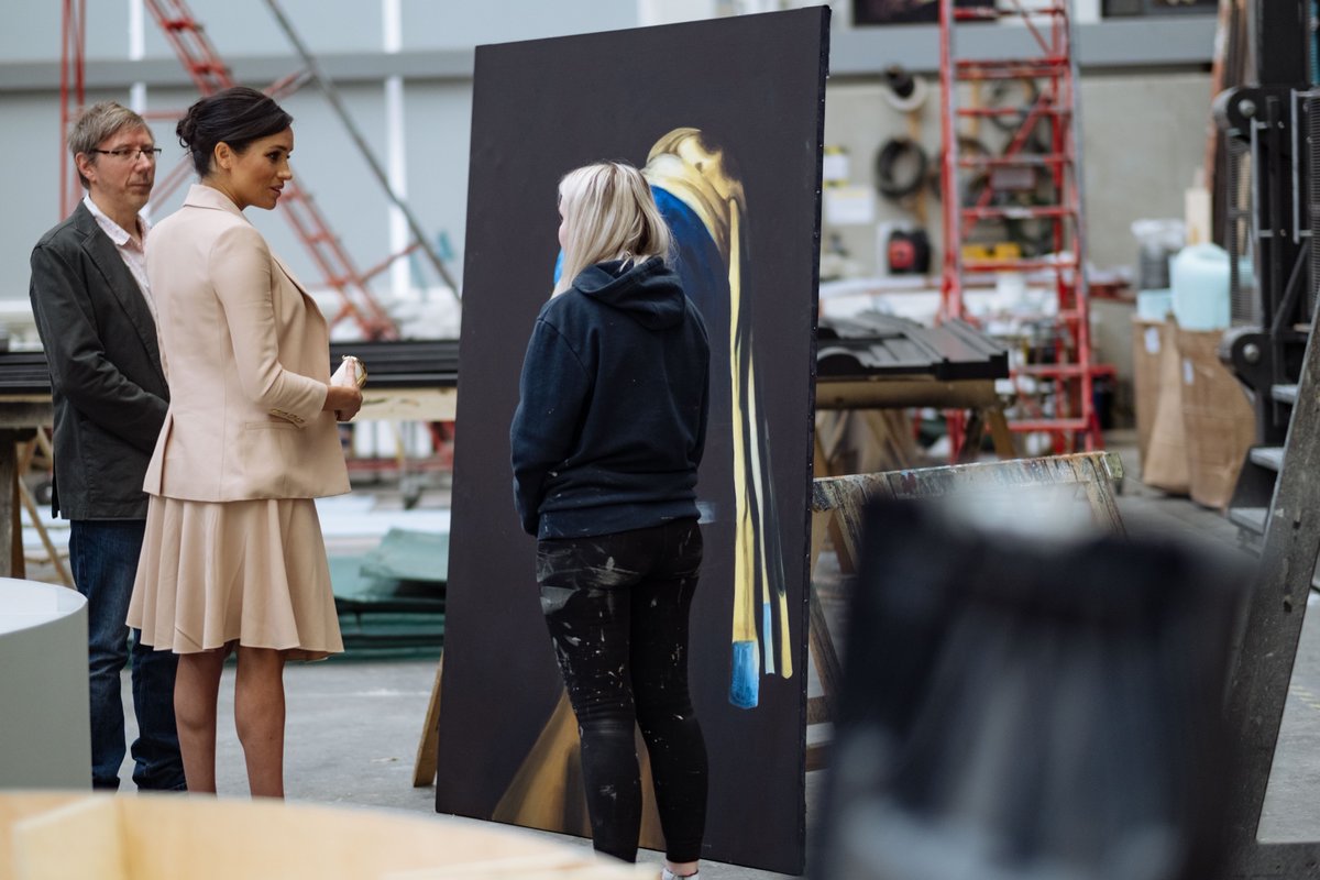 Вагітна Меган Маркл зачарувала ніжним образом під час візиту в театр