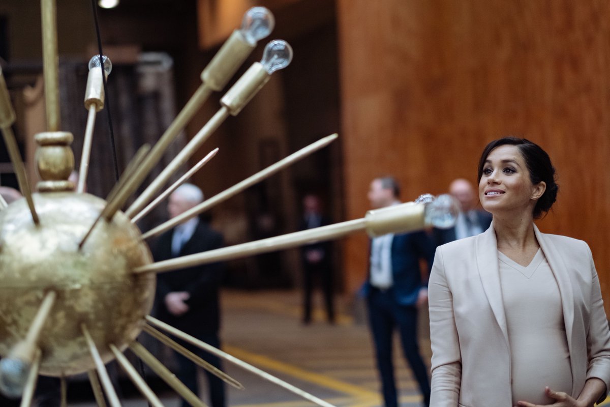 Вагітна Меган Маркл зачарувала ніжним образом під час візиту в театр