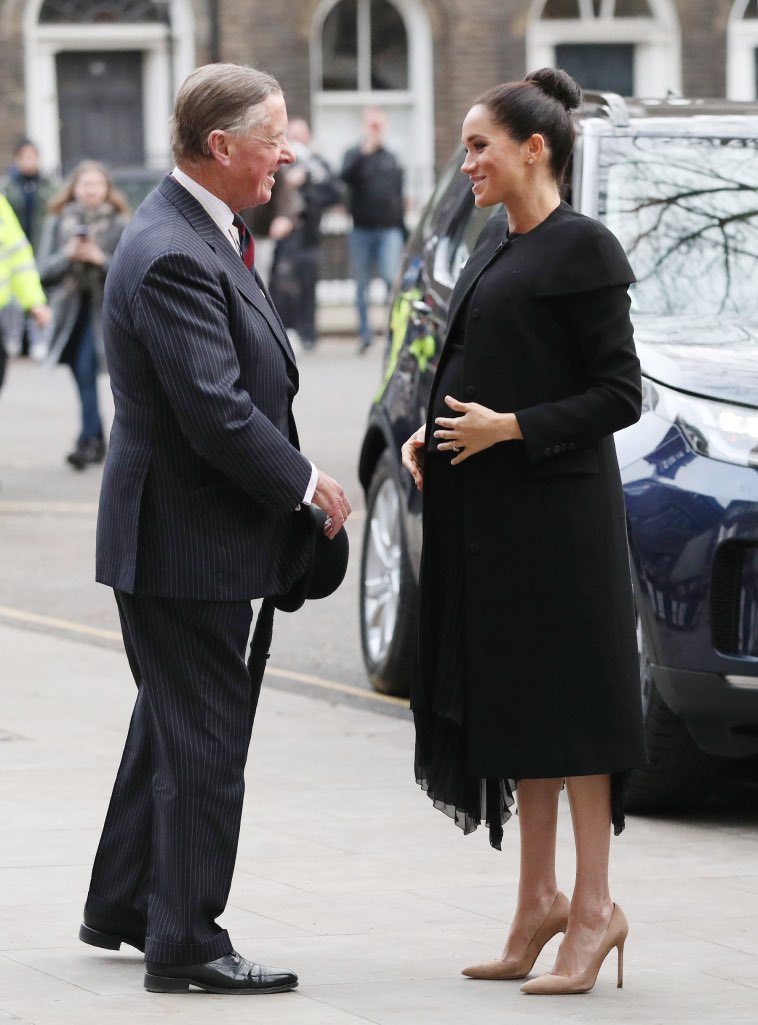 Сама элегантность: Меган Маркл вышла в свет в черном пальто от Givenchy