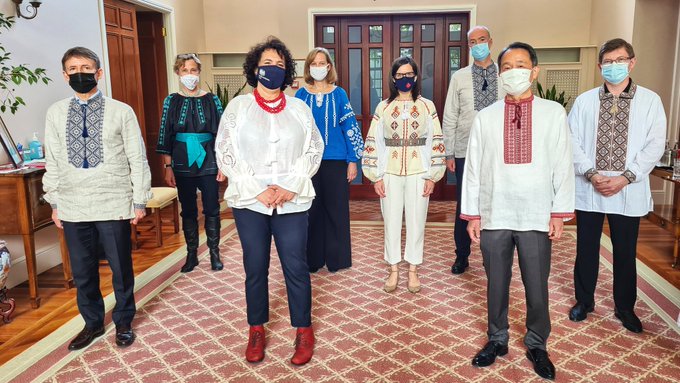 День вышиванки 2021: послы G7 поздравили украинцев трогательным фото