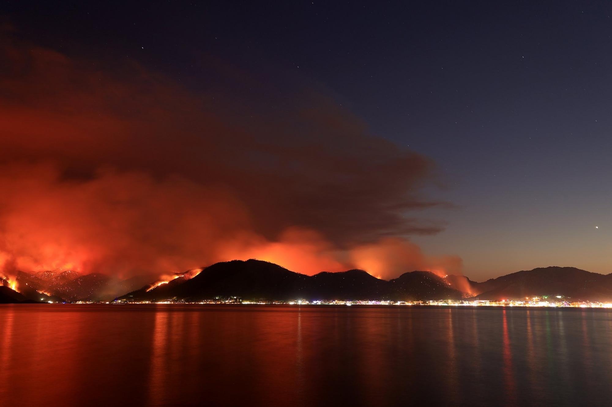 Турцию охватили масштабные пожары: есть ли угроза для курортов