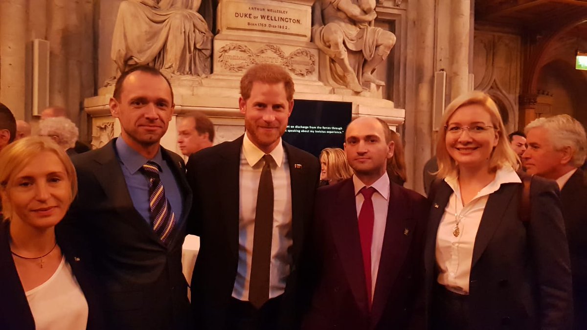 Принц Гаррі сфотографувався з українським прикордонником і ветераном АТО