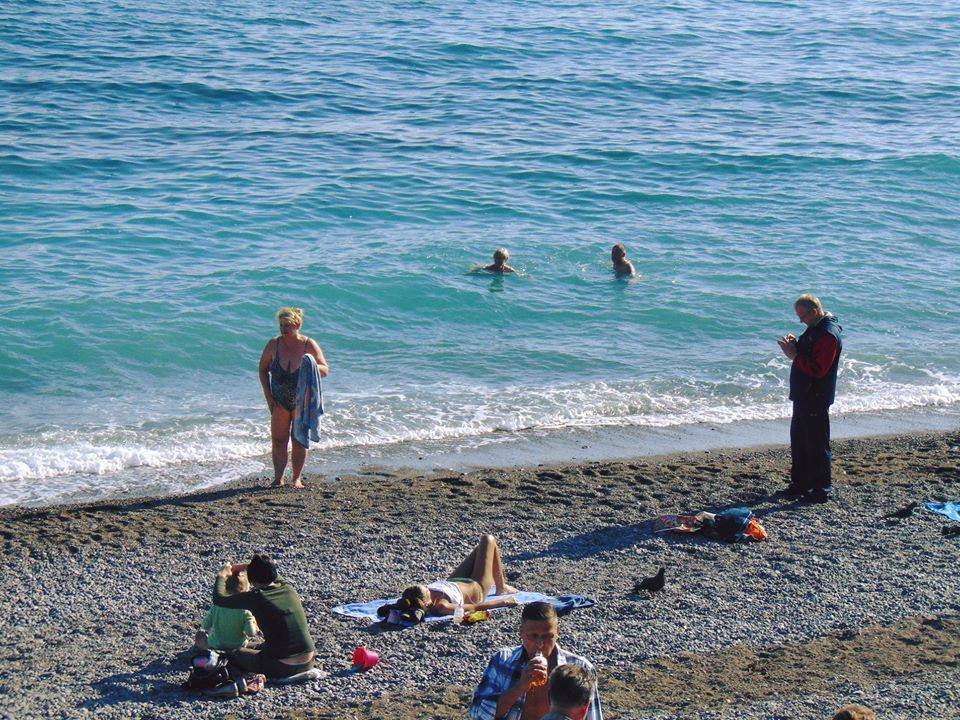 Такого не было даже летом: крымские пляжи заполонили отдыхающие (фото)