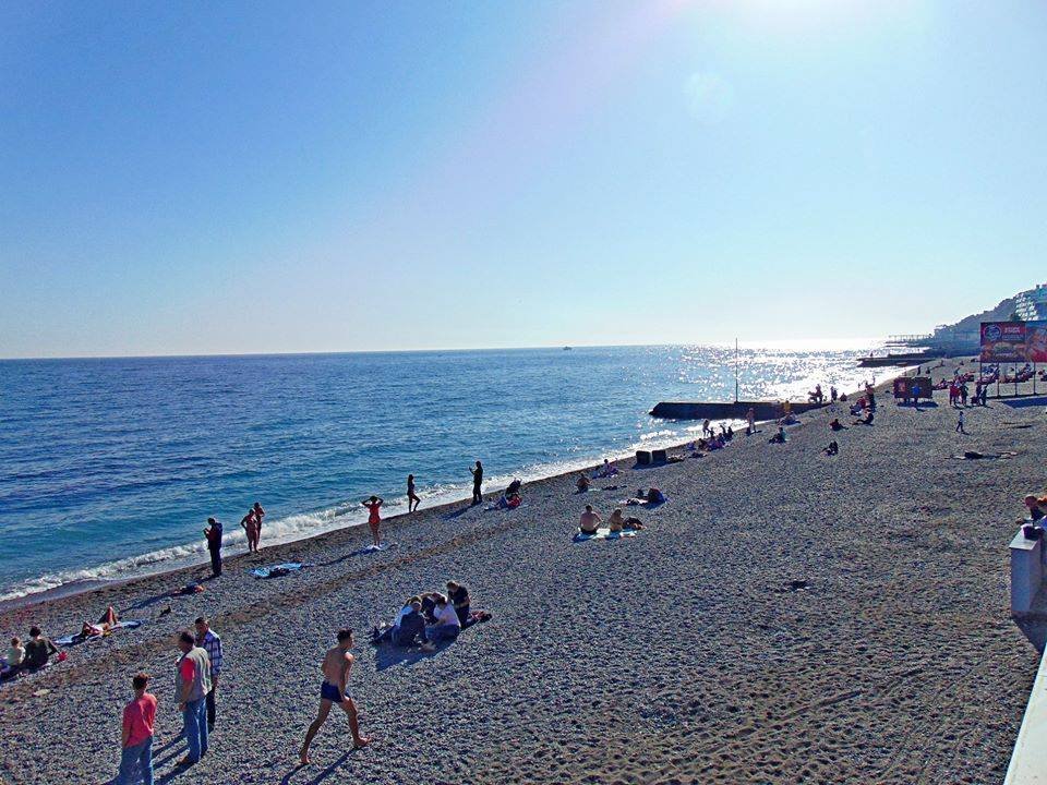 Такого не было даже летом: крымские пляжи заполонили отдыхающие (фото)