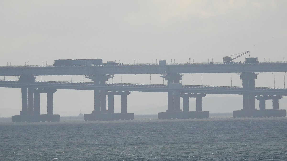 Краще не підходити: спливли цікаві дані про Кримський міст (фото)