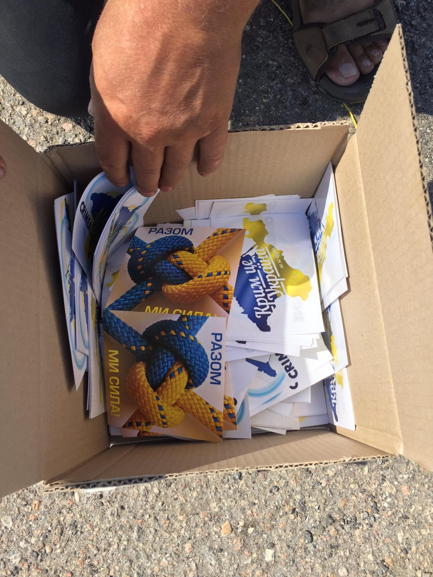 В Крым запустили гигантский флаг Украины на красно-черных шарах: видео и фото