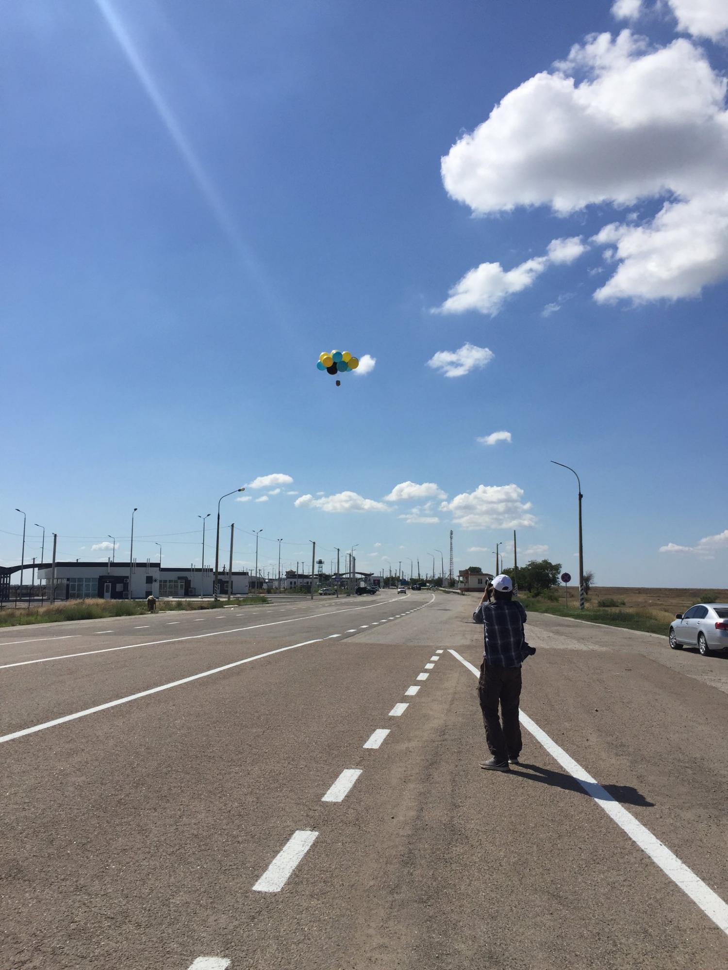 В Крым запустили гигантский флаг Украины на красно-черных шарах: видео и фото