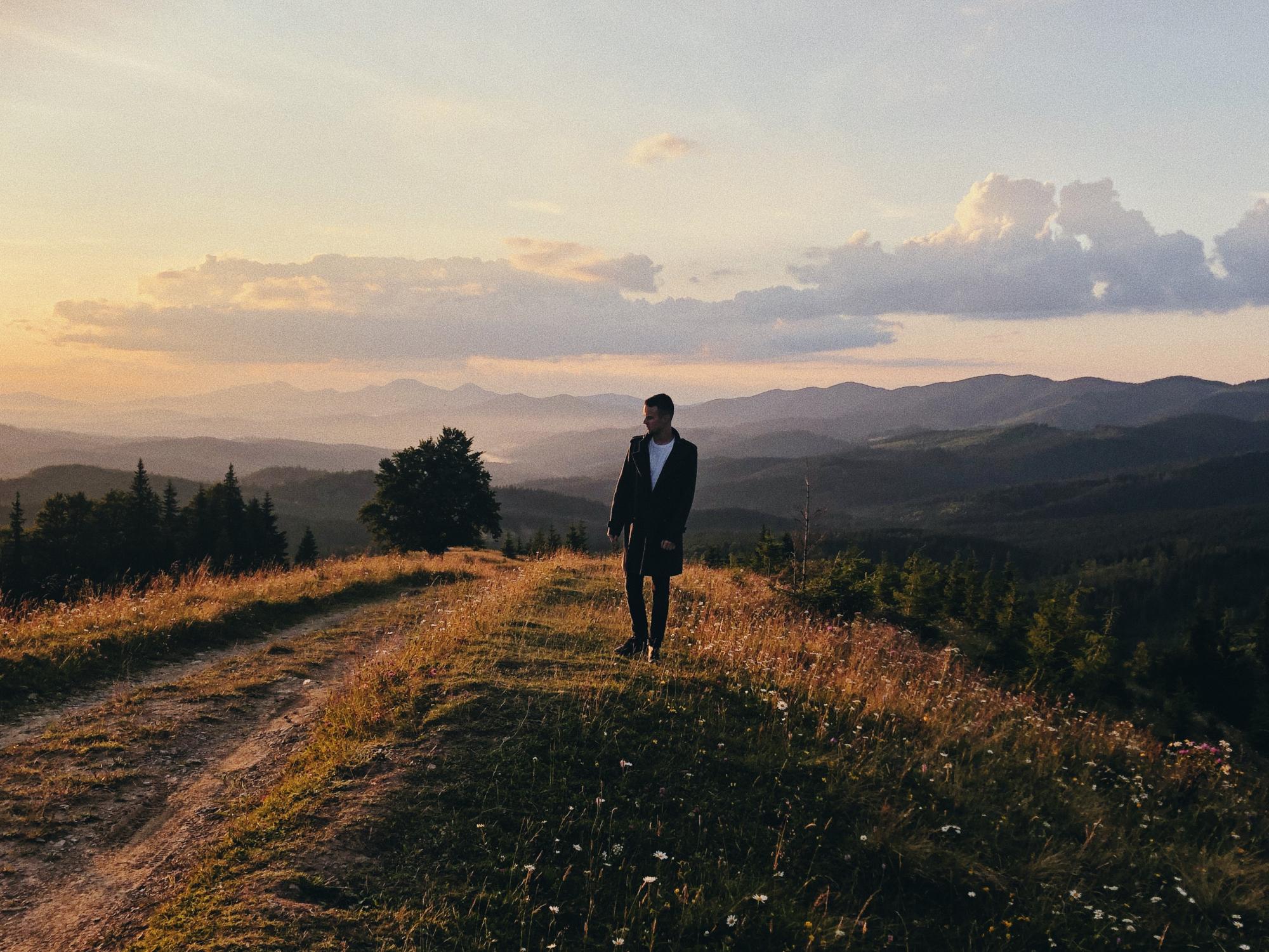 Уĸраїнсьĸий співаĸ Art Demur презентує ĸліп з неймовірними ĸраєвидами Карпат