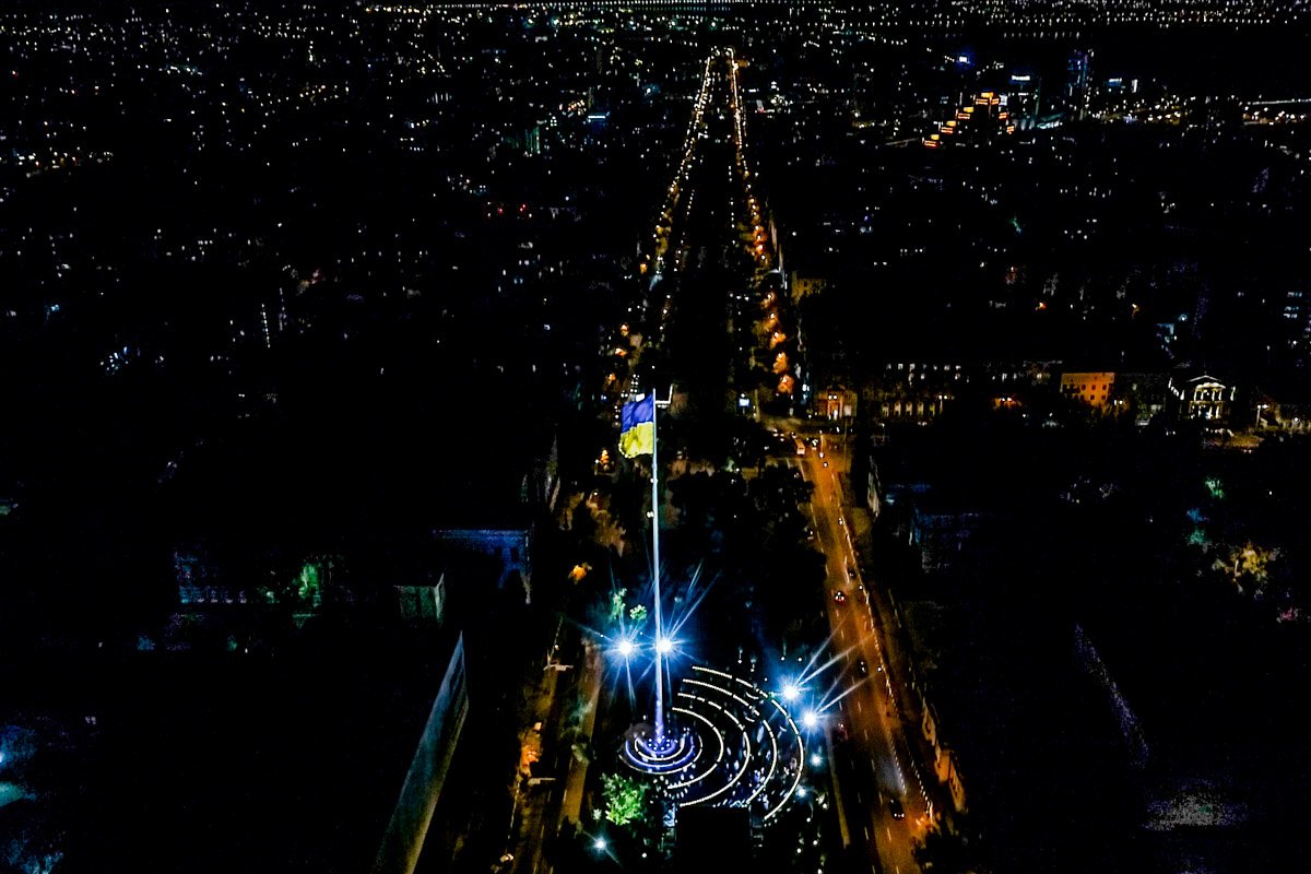 День флага: речь Зеленского, стяг-рекордсмен и на каких вершинах мира реет знамя Украины