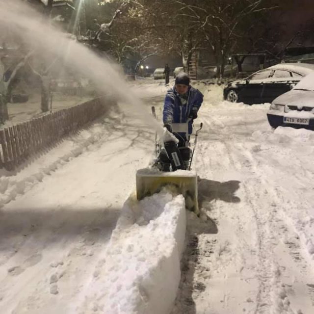 В Днепр на Старый Новый год пришла настоящая зима: снежные барханы и "ловушки" на дорогах (видео и фото)