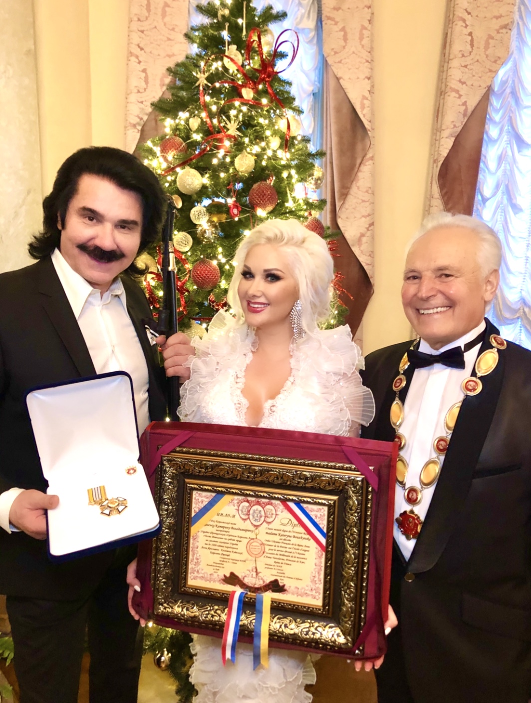 Хочеться йти в танок: Катя Бужинська представила гімн кумам і отримала орден (відео)